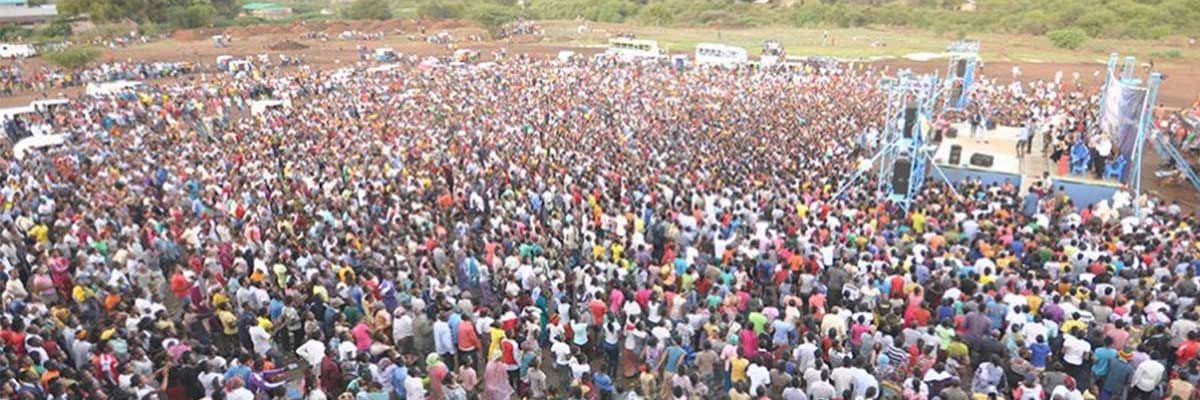 A panoramic view of a Joshua Campaign crowd and stage